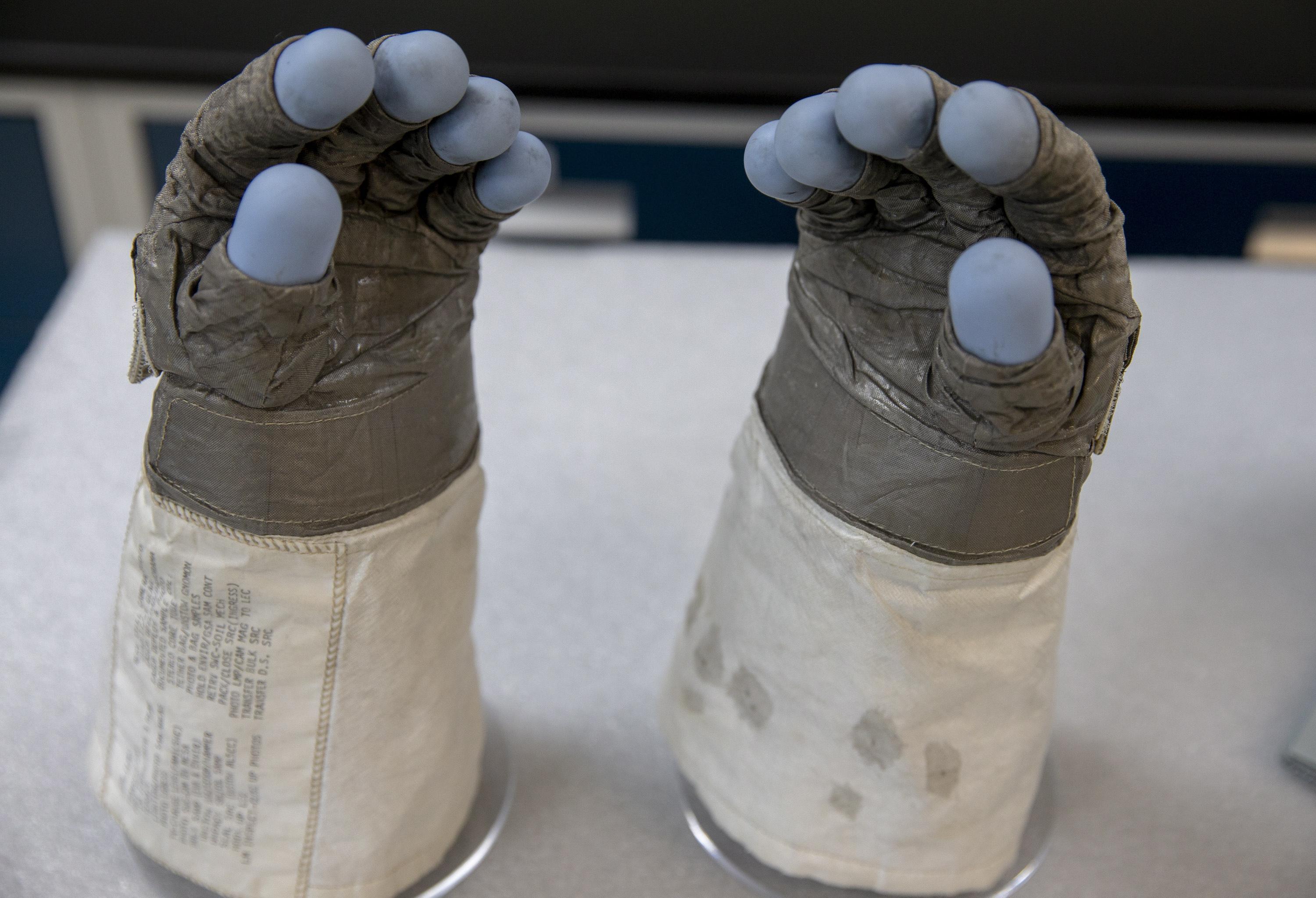 I guanti della tuta spaziale.