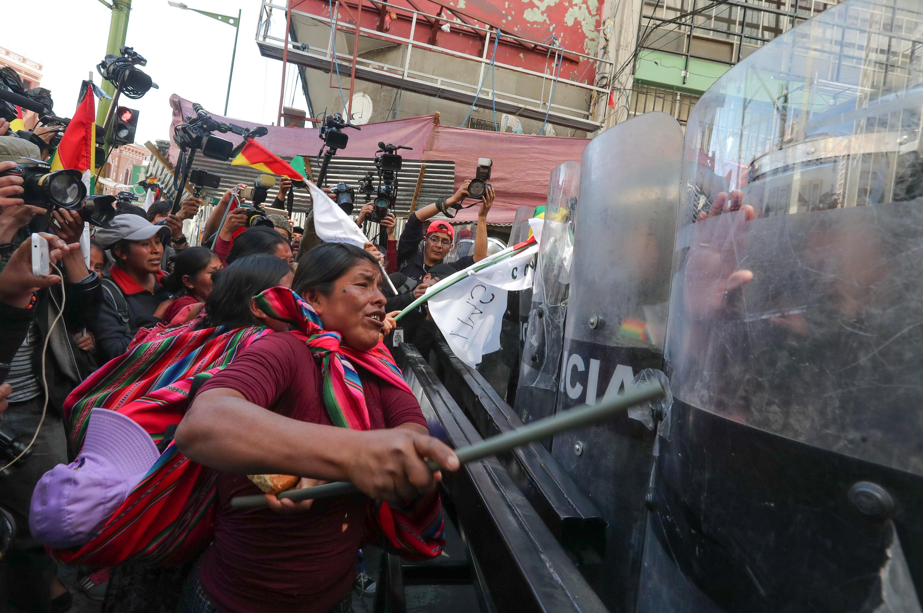 Manifestanti tentano di respingere le cariche della polizia boliviana