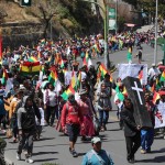 Il corteo dei dimostranti per le strade di La Paz, Bolivia