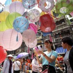 Ad Hanoi, in Vietnam, i colori trionfano lungo la via principale. I Mooncakes, che sono tradizionalmente mangiati durante questo festival, sono anche apparsi nei paesi occidentali come dolci esotici.