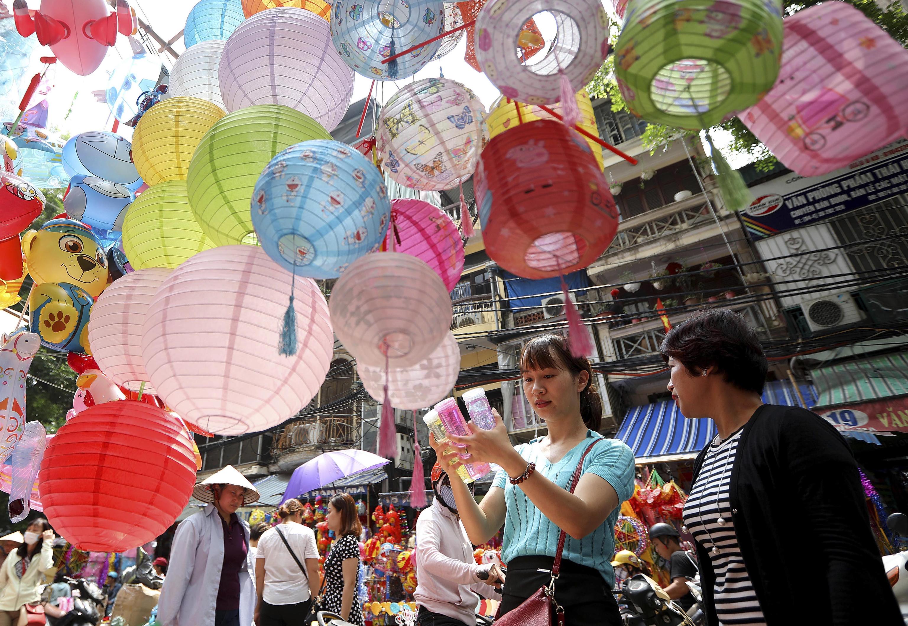Ad Hanoi, in Vietnam, i colori trionfano lungo la via principale. I Mooncakes, che sono tradizionalmente mangiati durante questo festival, sono anche apparsi nei paesi occidentali come dolci esotici.
