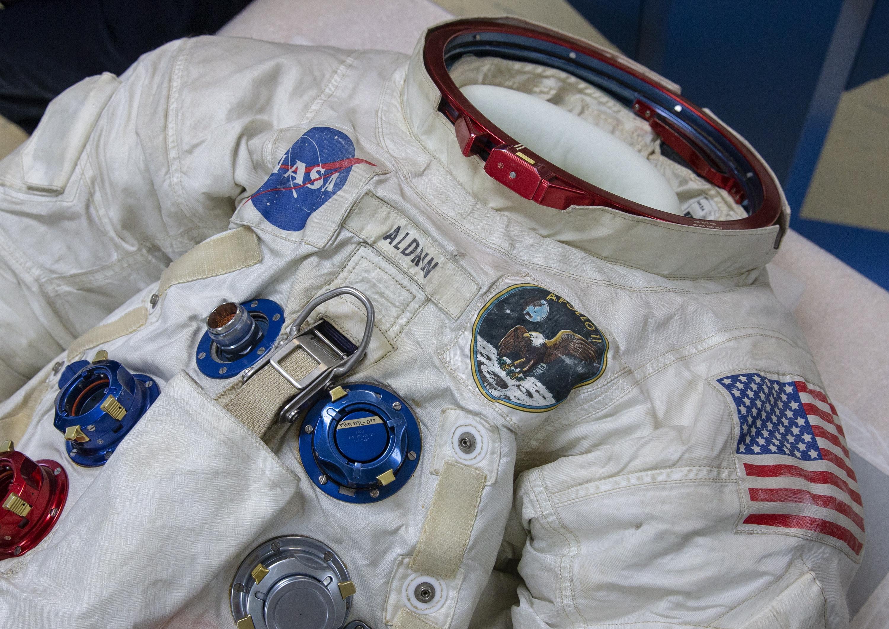 Alla missione Apollo 11 partecipò anche Edwin "Buzz" Aldrin, che seguì sulla Luna Armstrong.