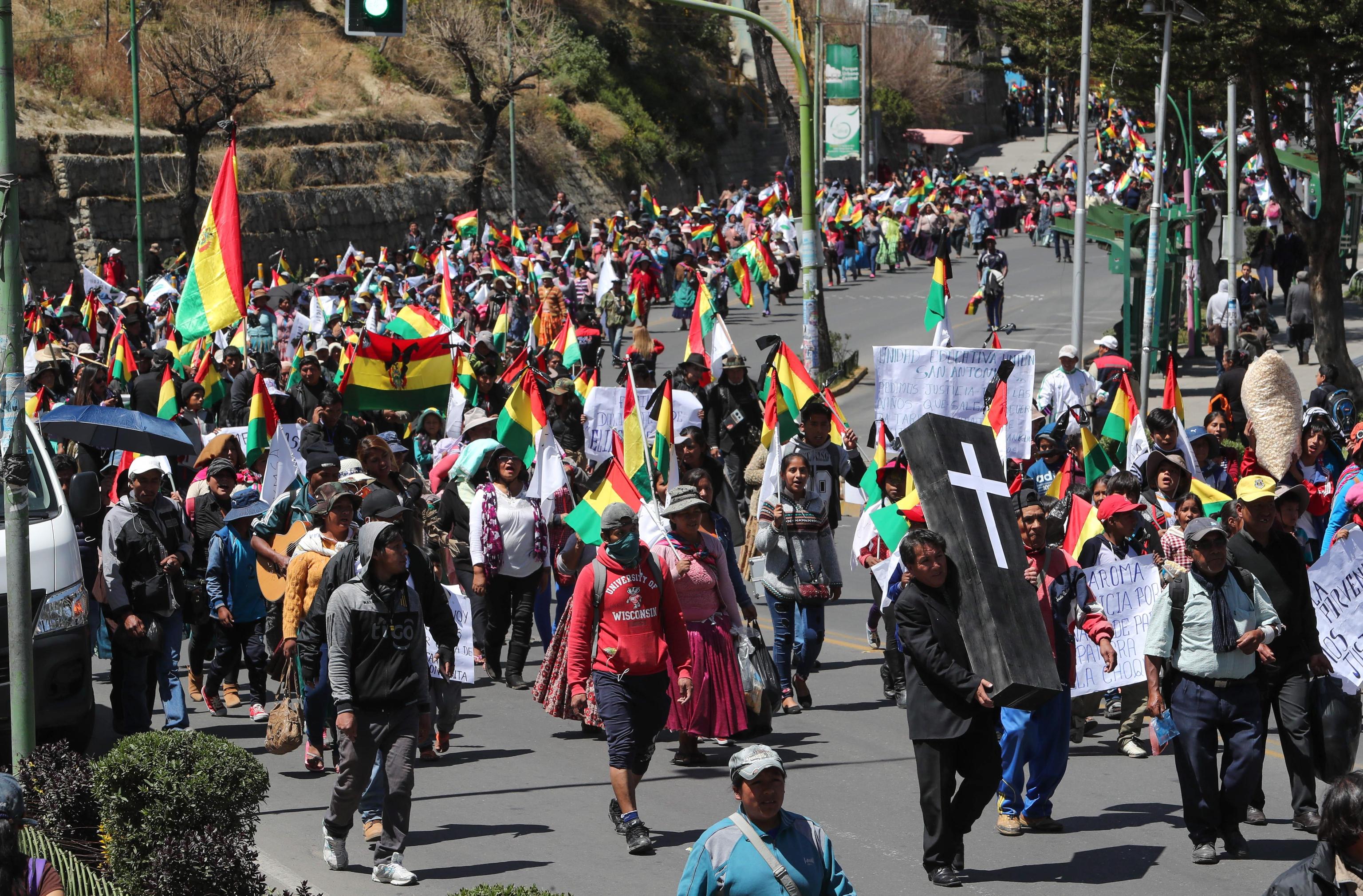 Il corteo dei dimostranti per le strade di La Paz, Bolivia