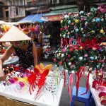 Una donna vende decorazioni ad Hanoi. Il 24 settembre tutti dovranno apparire molto colorati per celebrare il buon raccolto.