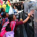 "Assassini!", urlano i manifestanti alla Polizia