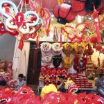 Il Mid-Autumn Festival celebra tre fondamentali valori. Il primo è la "vicinanza", come la famiglia e gli amici che si uniscono o che raccolgono raccolti per il festival. Si dice che la luna sia la più luminosa e la più rotonda in questo giorno, il che significa ricongiungimento familiare.