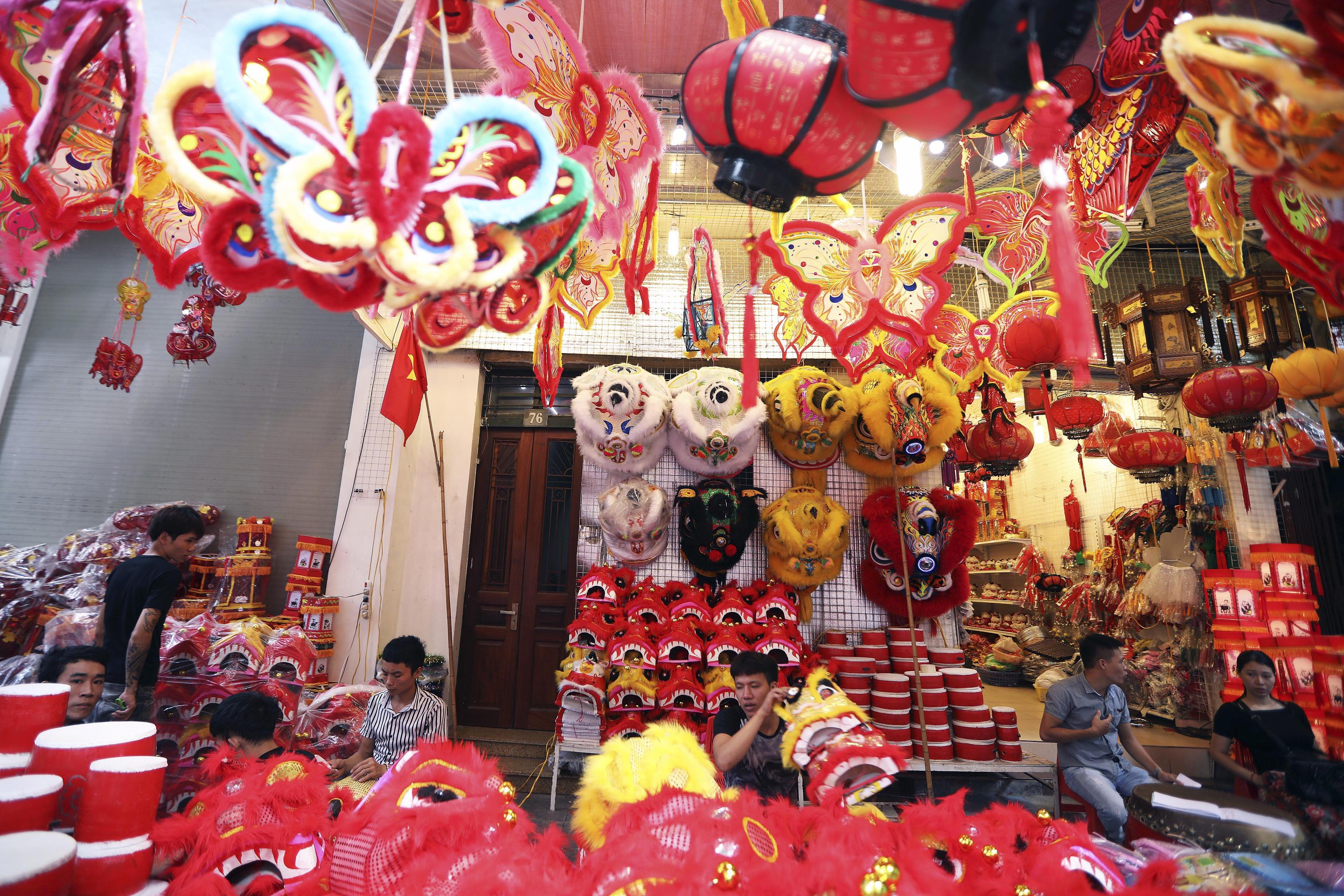 Il Mid-Autumn Festival celebra tre fondamentali valori. Il primo è la "vicinanza", come la famiglia e gli amici che si uniscono o che raccolgono raccolti per il festival. Si dice che la luna sia la più luminosa e la più rotonda in questo giorno, il che significa ricongiungimento familiare.