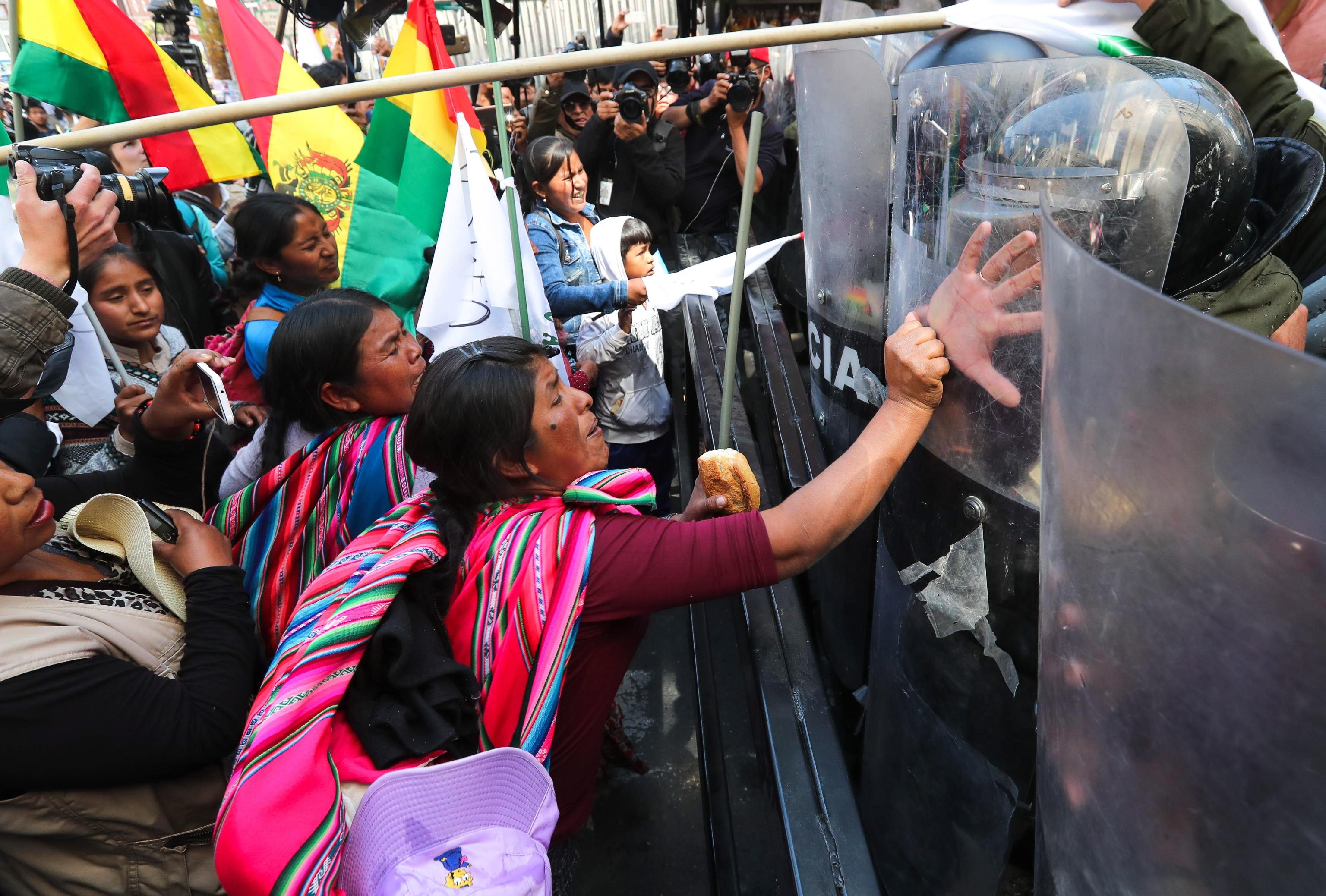 "Assassini!", urlano i manifestanti alla Polizia