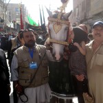 A Quetta, in Pakistan, i musul si radunano attorno a "Zuljinah", che simboleggia il cavallo dell'Imam Hussein A Quetta, in Pakistan, i musul si radunano attorno a "Zuljinah", che simboleggia il cavallo dell'Imam Hussein