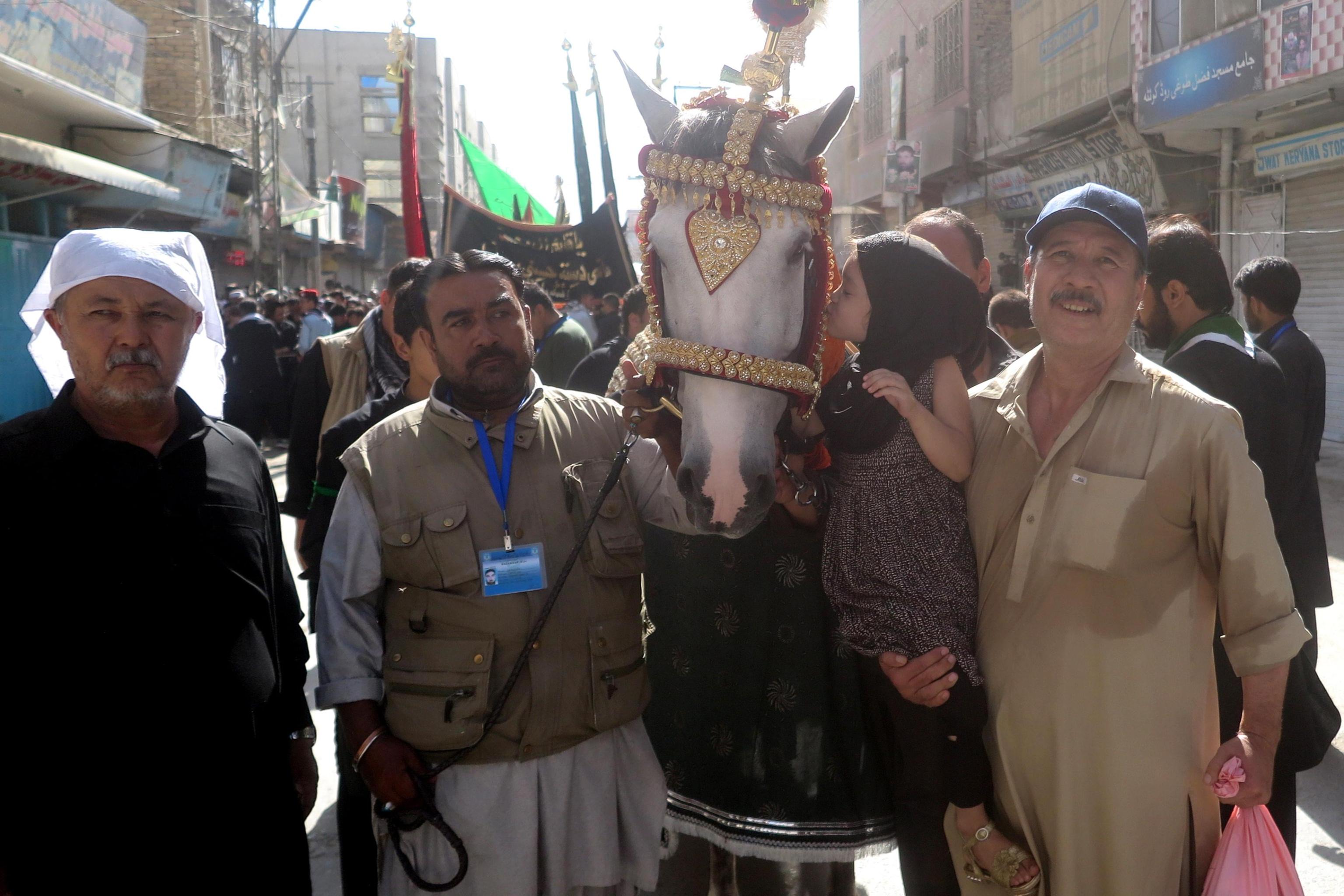 A Quetta, in Pakistan, i musul si radunano attorno a "Zuljinah", che simboleggia il cavallo dell'Imam Hussein A Quetta, in Pakistan, i musul si radunano attorno a "Zuljinah", che simboleggia il cavallo dell'Imam Hussein