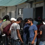 Rifugiati attendono di essere registrati nel centro per richiedenti asilo