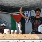 Due rifugiati vendono il caffè nel centro di identificazione di Moria