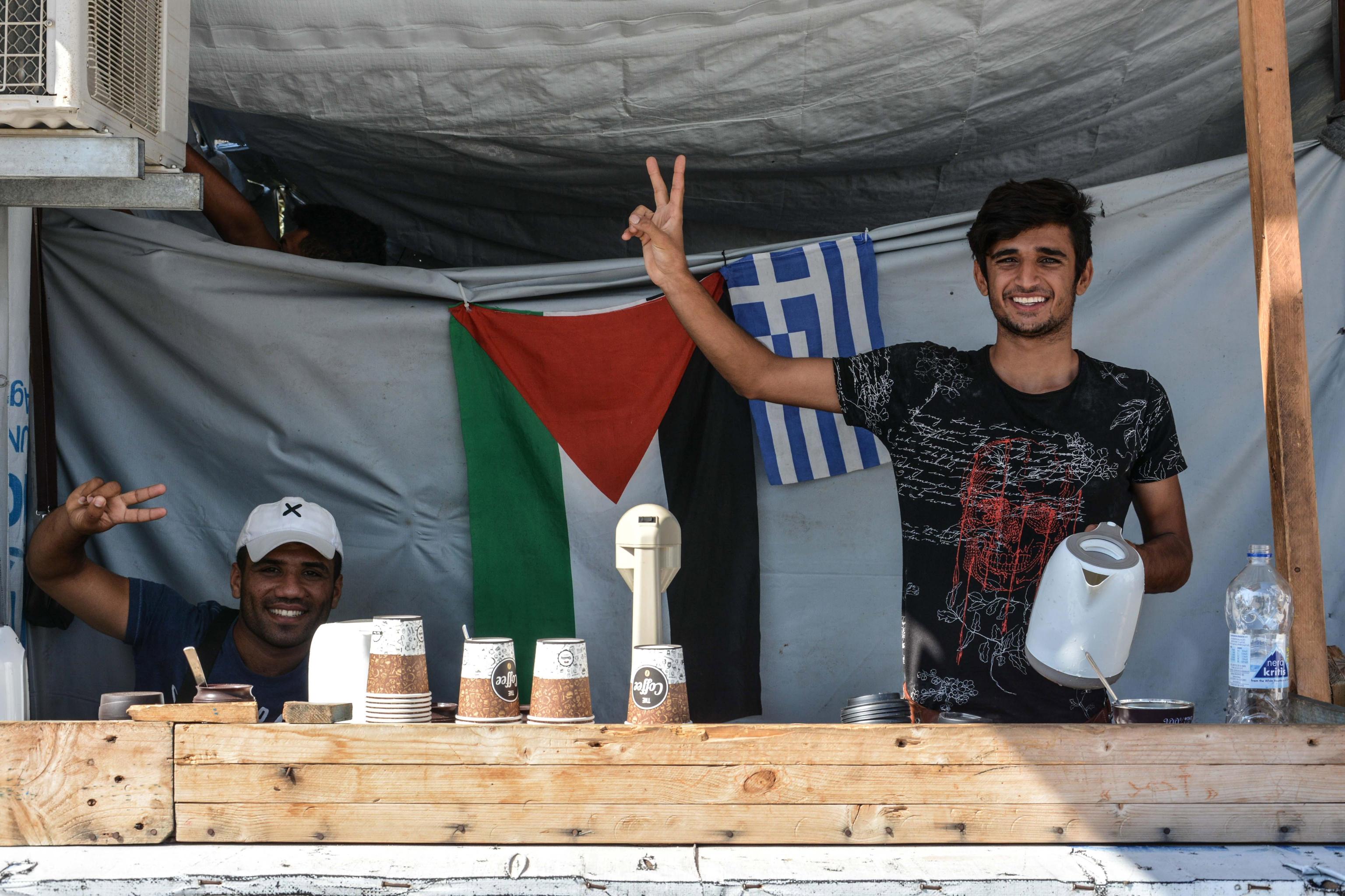 Due rifugiati vendono il caffè nel centro di identificazione di Moria
