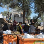 Migranti accampati fuori dall'hotspot di Moria