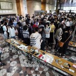 Residenti locali si radunano per cercare di ricaricare i telefoni cellulari Residenti locali si radunano per cercare di ricaricare i telefoni cellulari