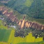 Una veduta aerea di una frana causata dalla potenza del sisma