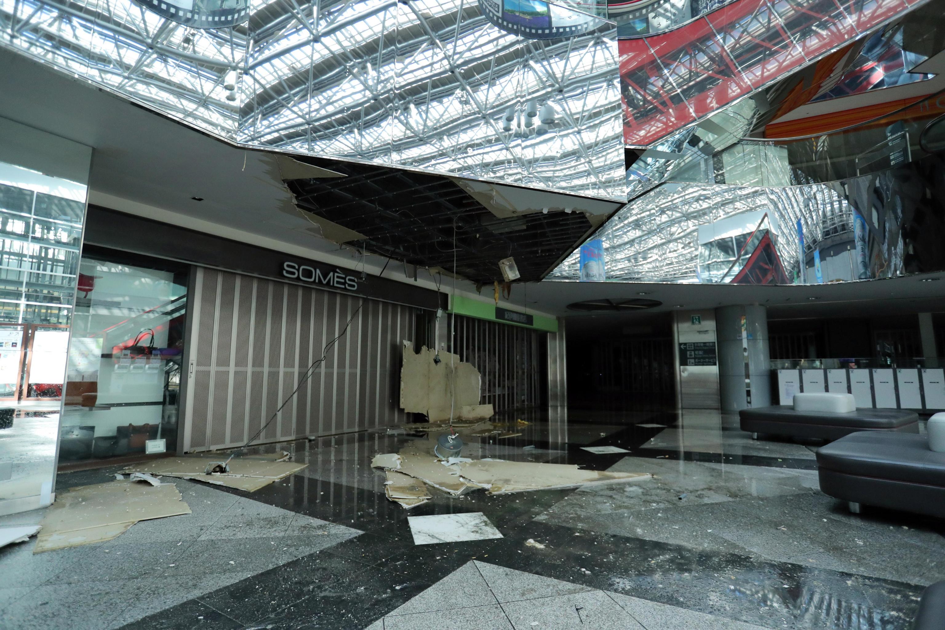 Vetri rotti all'interno dell'aeroporto di Chinose, Hokkaido