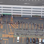 Decine di persone in fila davanti a un supermercato di Sapporo