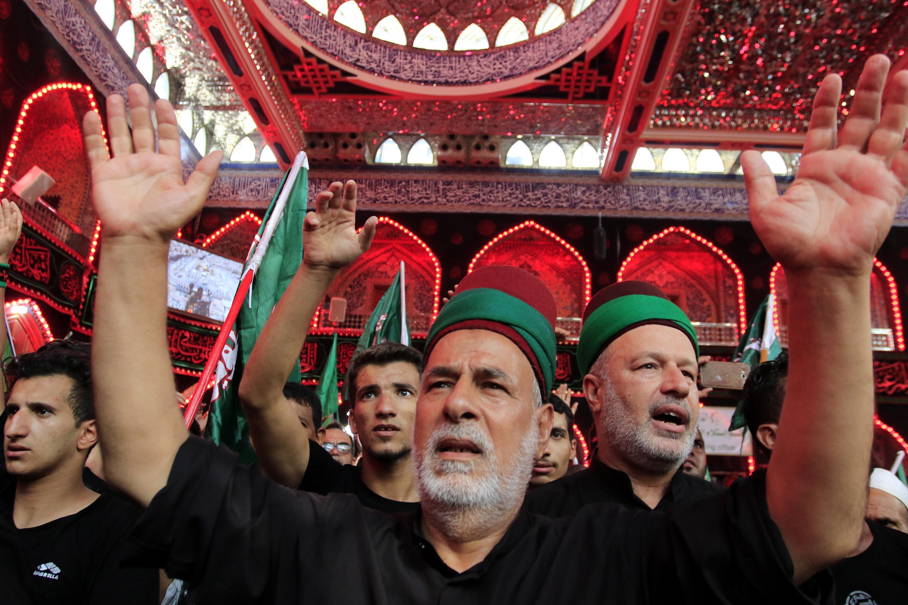 In Iraq i musulmani sciiti durante le commemorazioni alla moschea dove è stato sepolto l'Imam Hussein, a Karbala In Iraq i musulmani sciiti durante le commemorazioni alla moschea dove è stato sepolto l'Imam Hussein, a Karbala