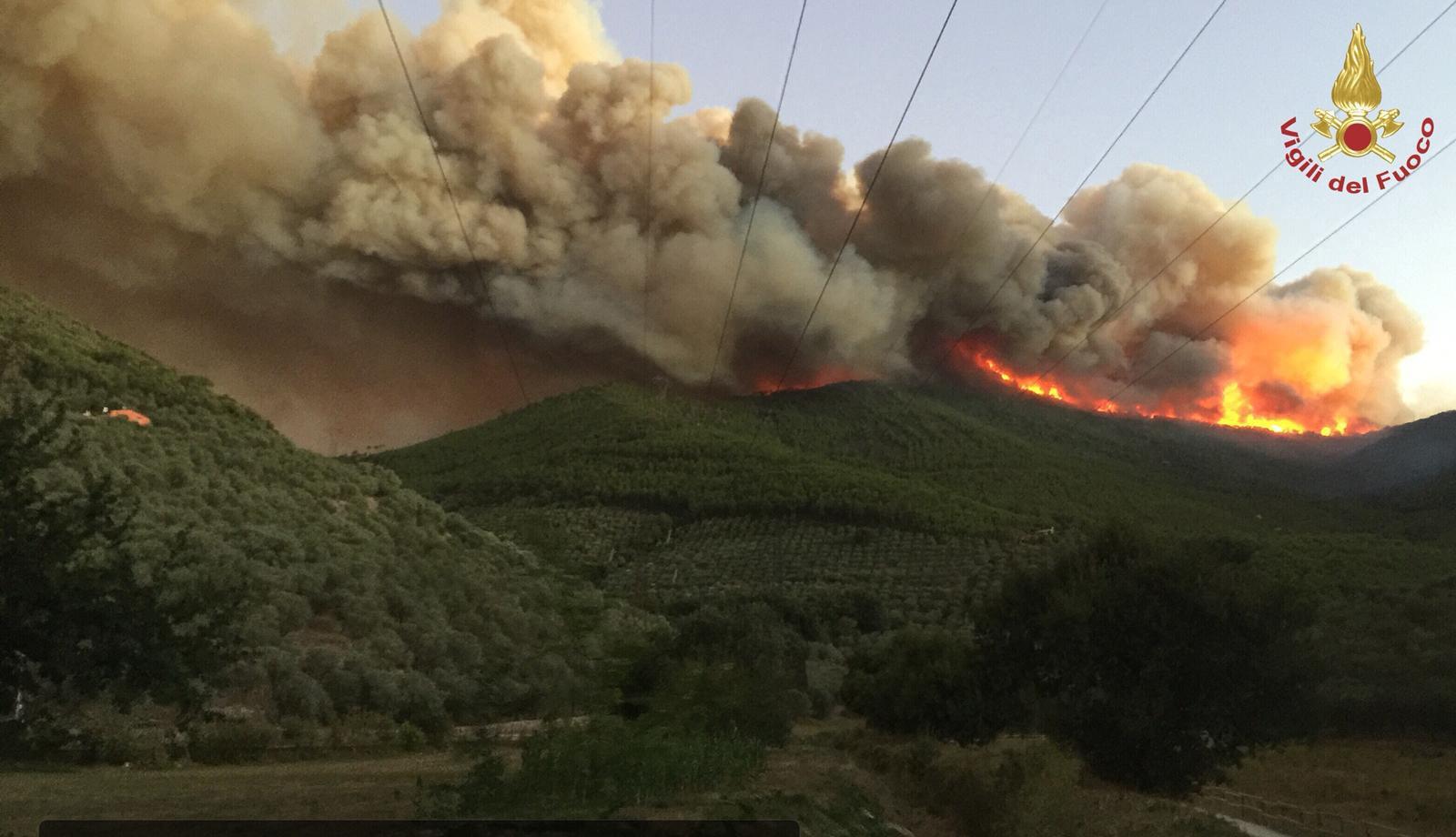 Incendio nel Pisano, ampliata la zona evacuata