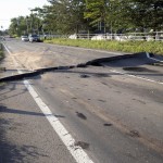 Una strada lesionata nella cittadina di Abira Una strada lesionata nella cittadina di Abira