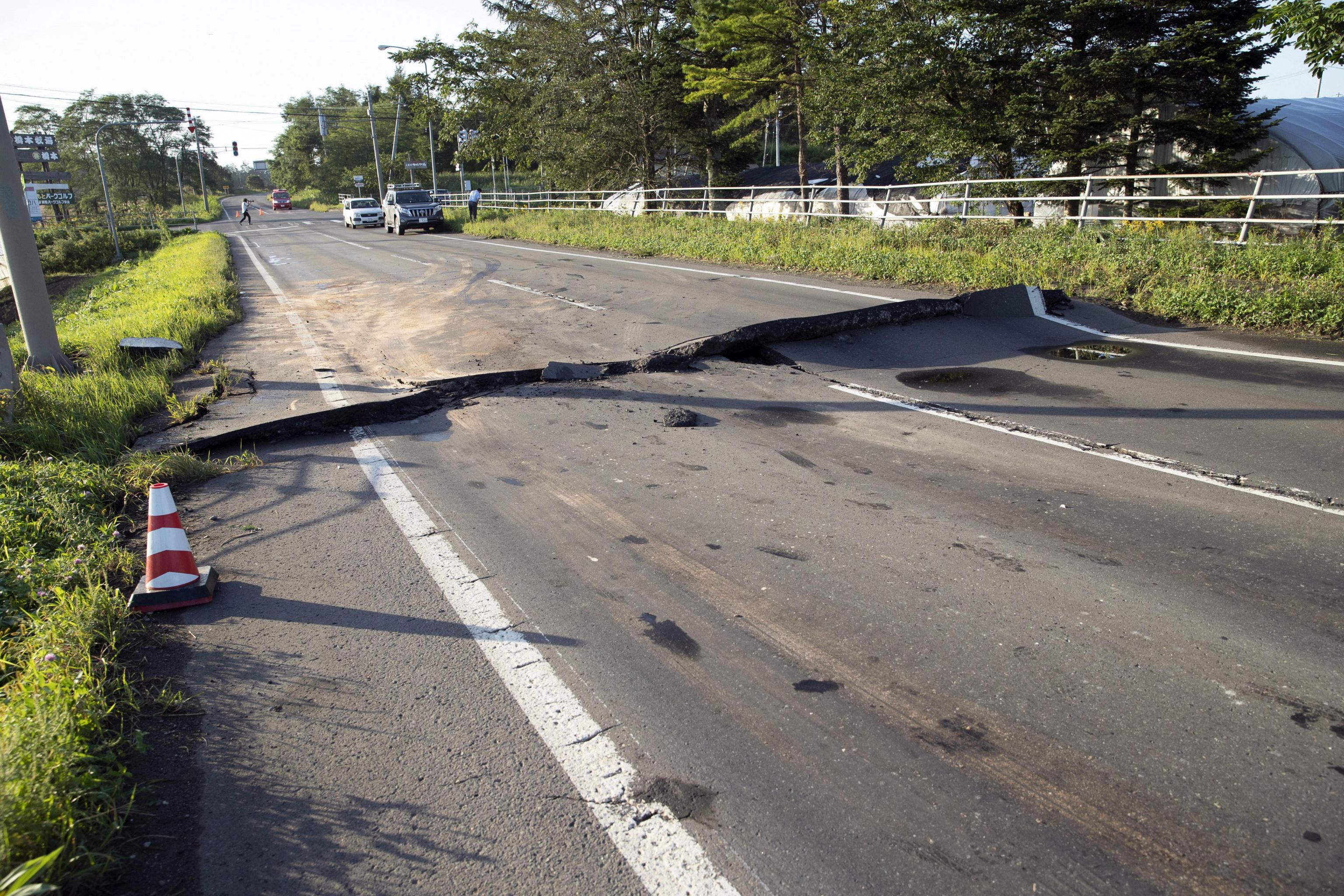 Una strada lesionata nella cittadina di Abira Una strada lesionata nella cittadina di Abira