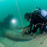 Un ricercatore porta a galla i reperti Un ricercatore porta a galla i reperti