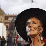 Una manifestante con la scritta sul volto: "Dove sono?" Una manifestante con la scritta sul volto: "Dove sono?"