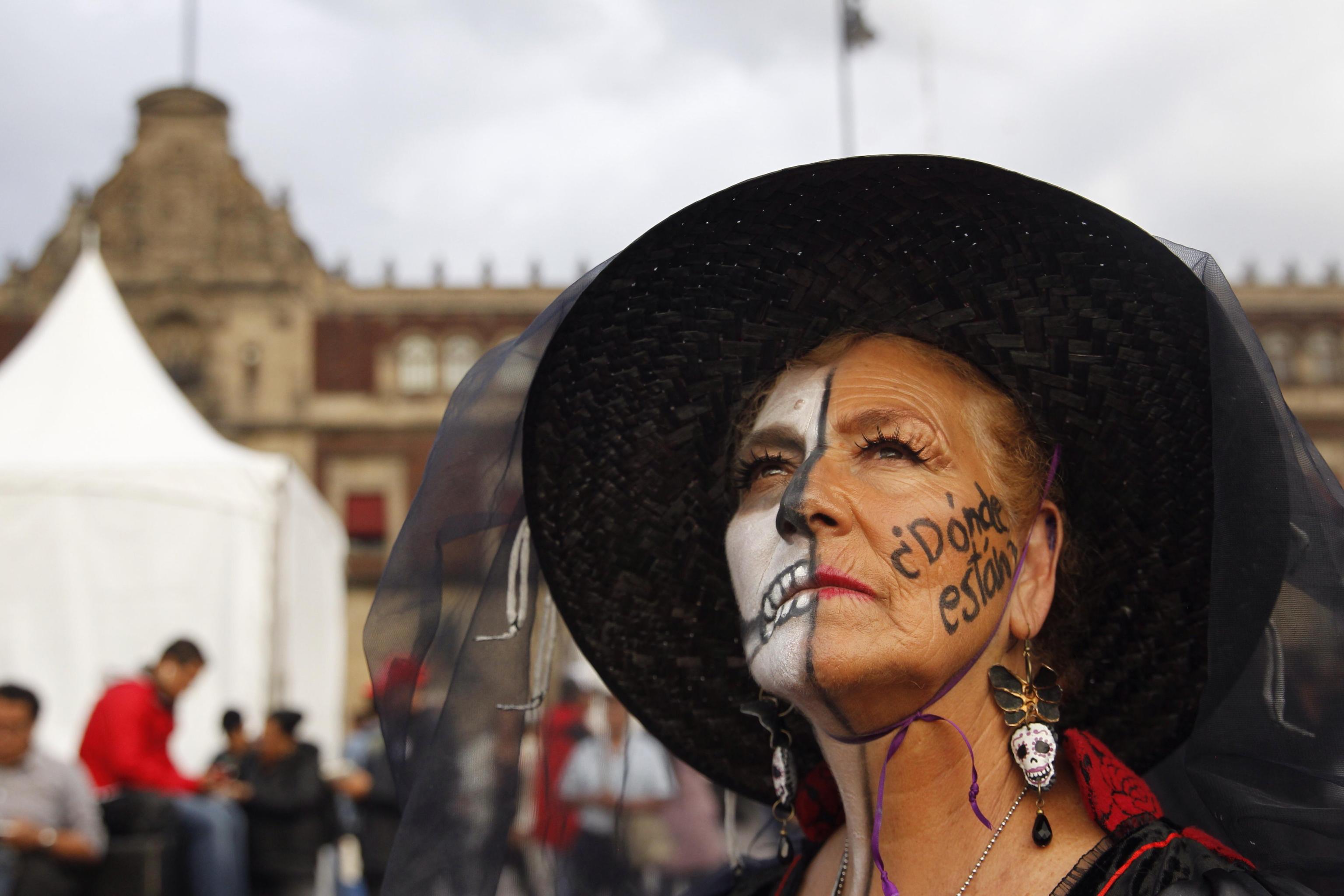 Una manifestante con la scritta sul volto: "Dove sono?" Una manifestante con la scritta sul volto: "Dove sono?"