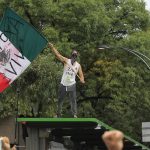 Un manifestante sventola la bandiera messicana Un manifestante sventola la bandiera messicana