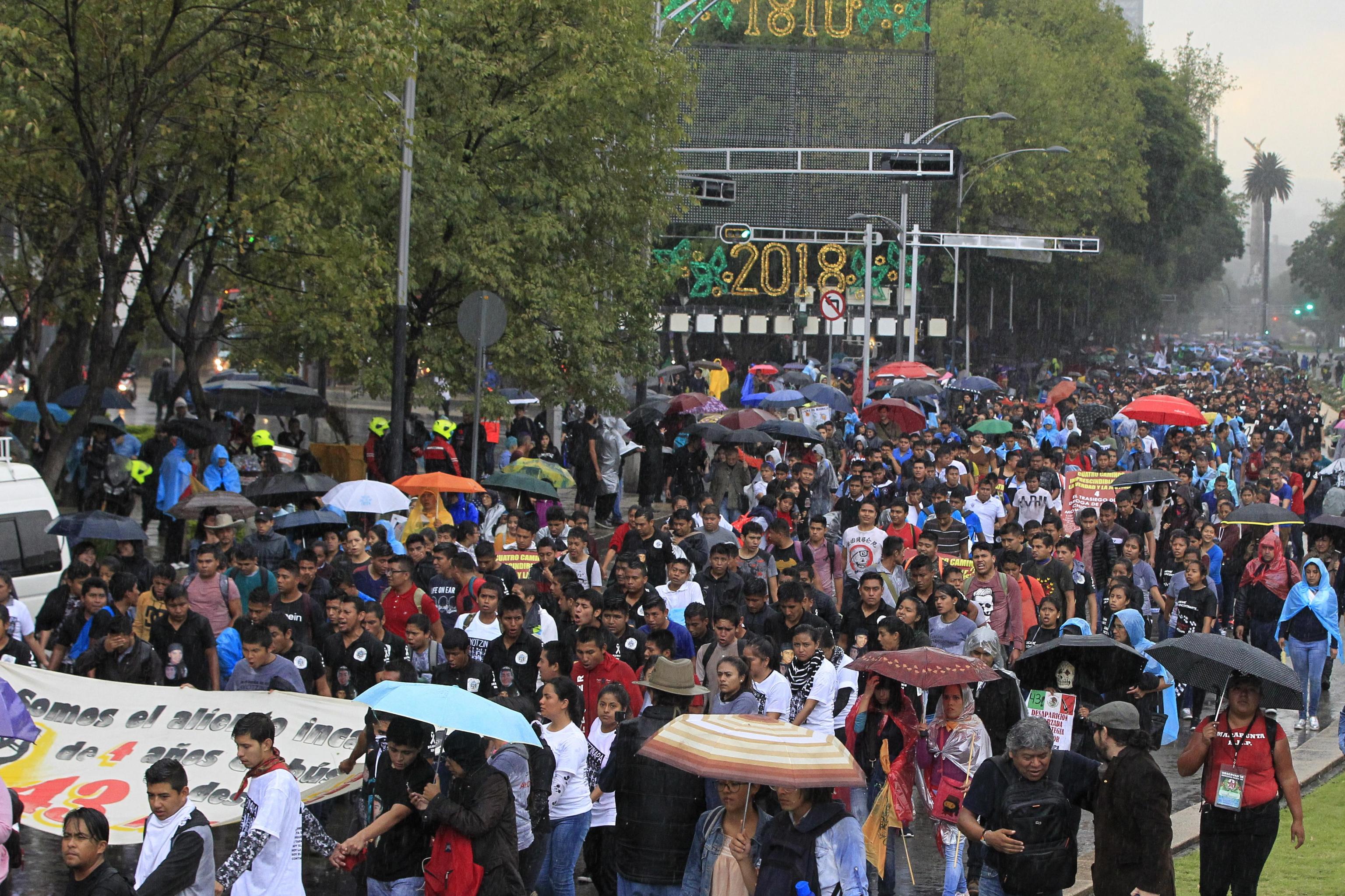 Il lungo corteo sfila nelle strade centrali di Città del Messico Il lungo corteo sfila nelle strade centrali di Città del Messico