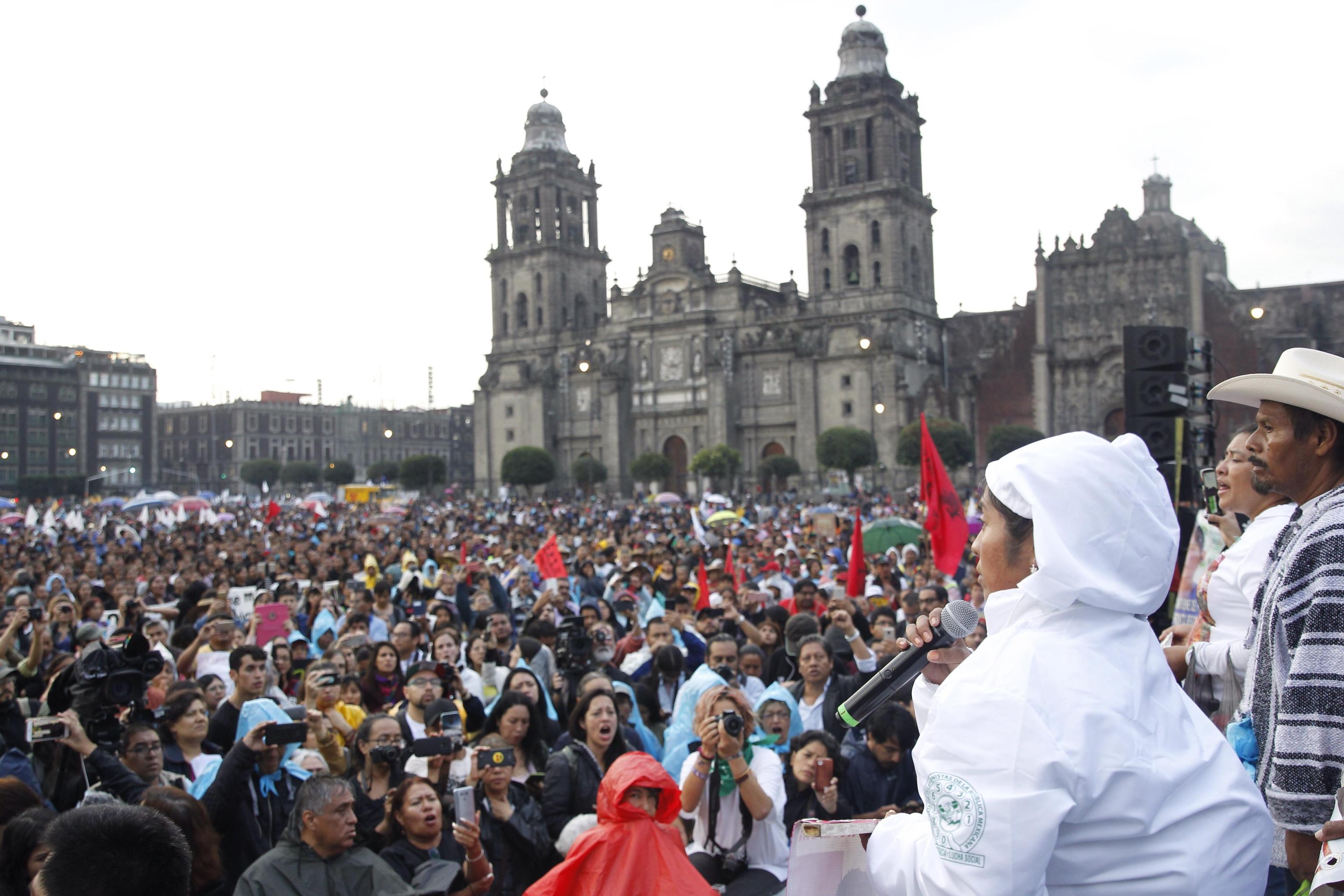 I familiari e i conoscenti dei quarantatré studenti messicani scomparsi quattro anni fa manifestano a Città del Messico