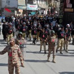 La polizia controlla il percorso della processione a Quetta La polizia controlla il percorso della processione a Quetta