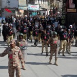 La polizia controlla il percorso della processione a Quetta