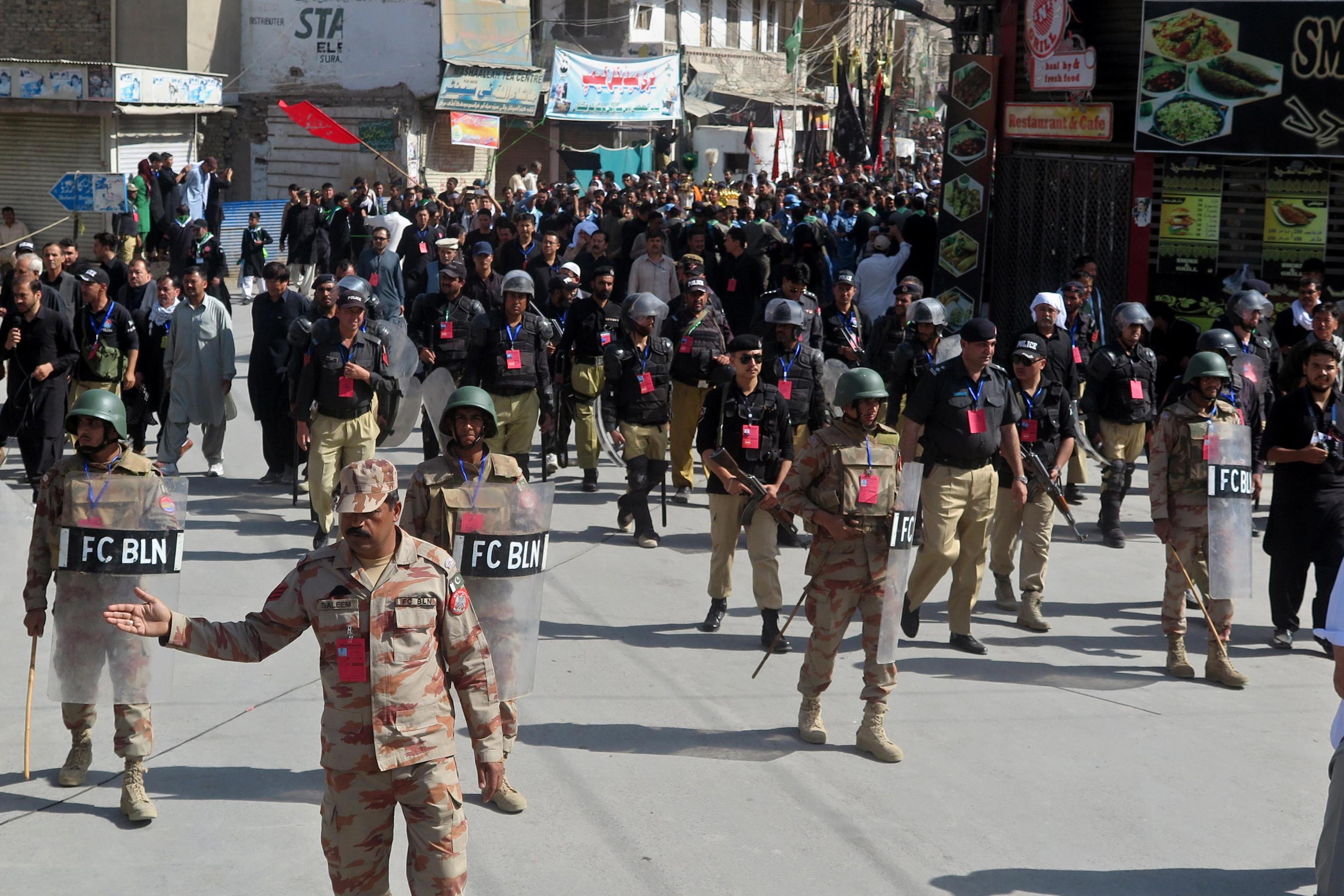 La polizia controlla il percorso della processione a Quetta