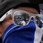 Un manifestante si rende irriconoscibile. Un manifestante si rende irriconoscibile.