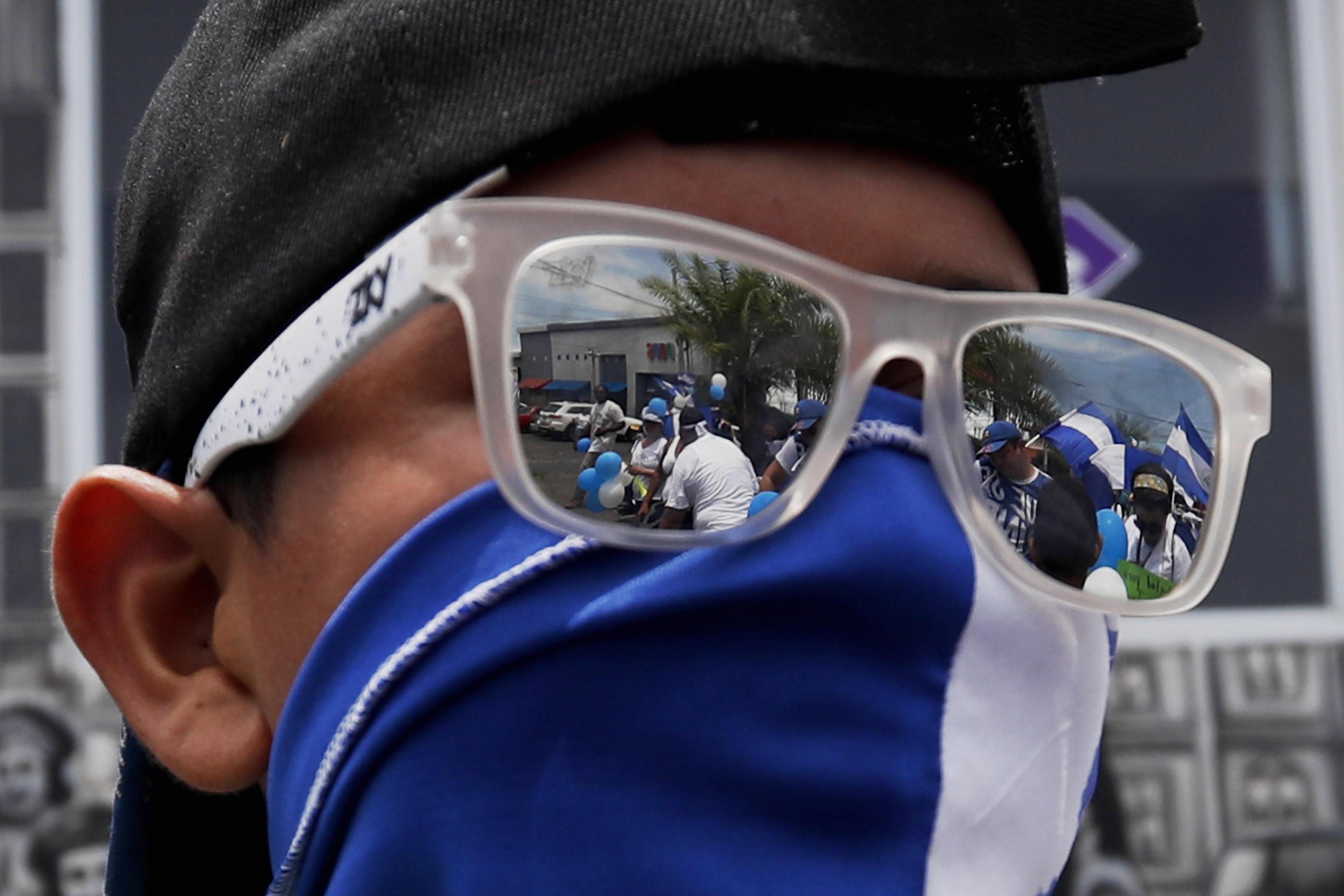 Un manifestante si rende irriconoscibile. Un manifestante si rende irriconoscibile.