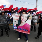 L'immagine di una prigioniera politica viene issata polemicamente davanti alla polizia e ai sostenitori del governo. L'immagine di una prigioniera politica viene issata polemicamente davanti alla polizia e ai sostenitori del governo.