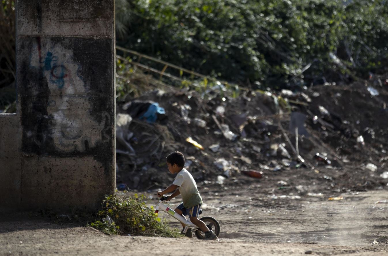 Un bambino gioca nello spiazzo antistante Un bambino gioca nello spiazzo antistante