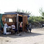 Gli occupanti di una delle baracche che circondano il palazzo Gli occupanti di una delle baracche che circondano il palazzo