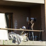 Due abitanti affacciati al balcone dello stabile occupato
