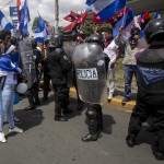 Non sono mancati momenti di tensione. La polizia è dovuta intervenire per evitare lo scontro fisico tra i due gruppi. Non sono mancati momenti di tensione. La polizia è dovuta intervenire per evitare lo scontro fisico tra i due gruppi.