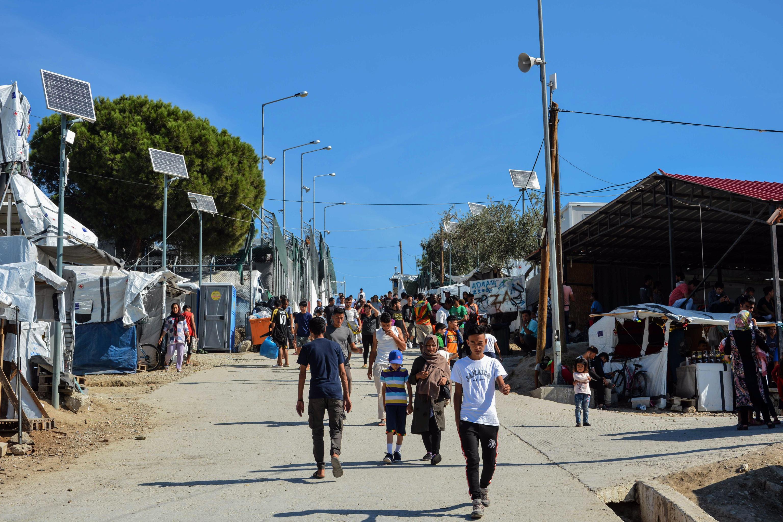 Una panoramica all'interno del centro di identificazione per richiedenti asilo di Moria