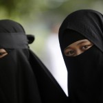 Due ragazze acehnesi con il niqab alla parata. Il Capodanno islamico, festività più importante per i musulmani d'Indonesia, segue il calendario lunare.