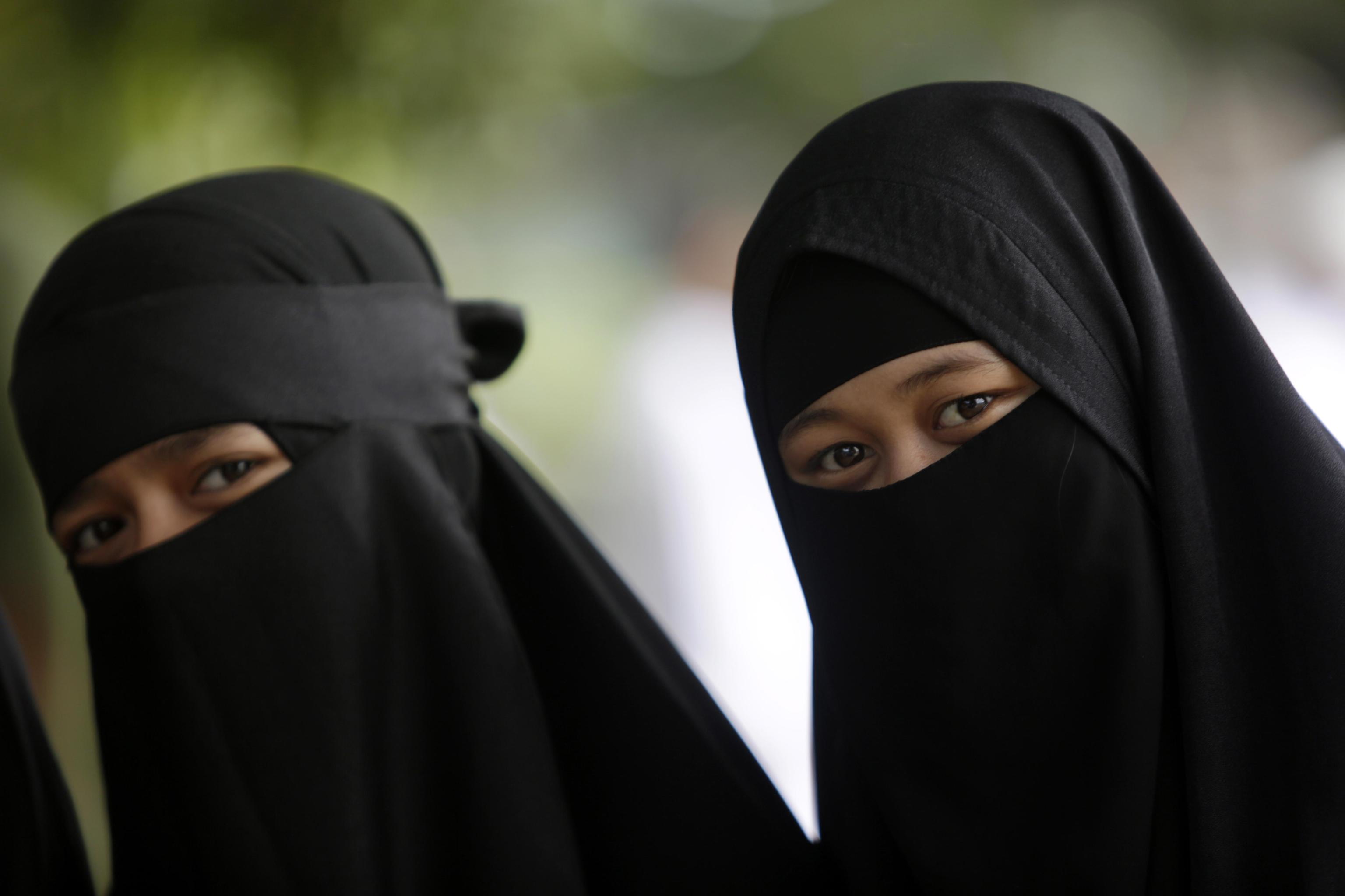 Due ragazze acehnesi con il niqab alla parata. Il Capodanno islamico, festività più importante per i musulmani d'Indonesia, segue il calendario lunare.