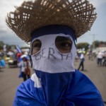 Un manifestante protesta vestito con la bandiera nazionale. Un manifestante protesta vestito con la bandiera nazionale.