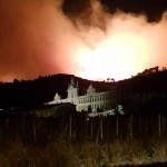 Il fumo provocato dall'incendio a Calci, nel pisano