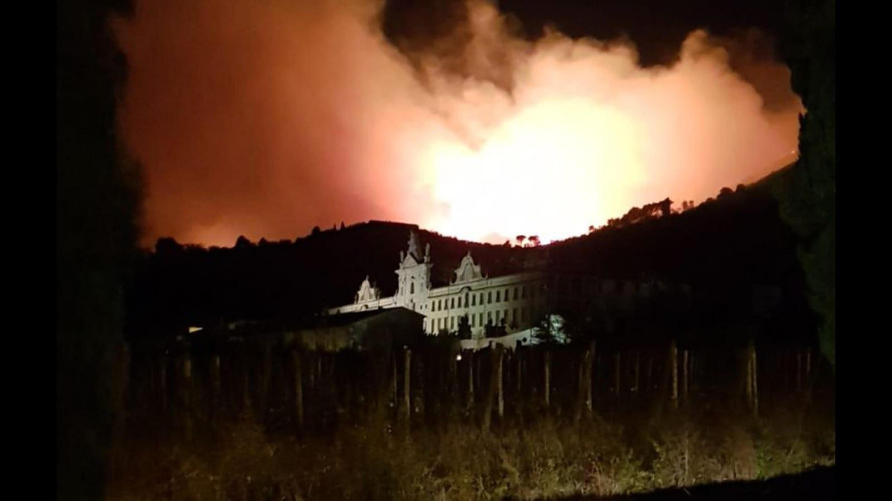 Il fumo provocato dall'incendio a Calci, nel pisano