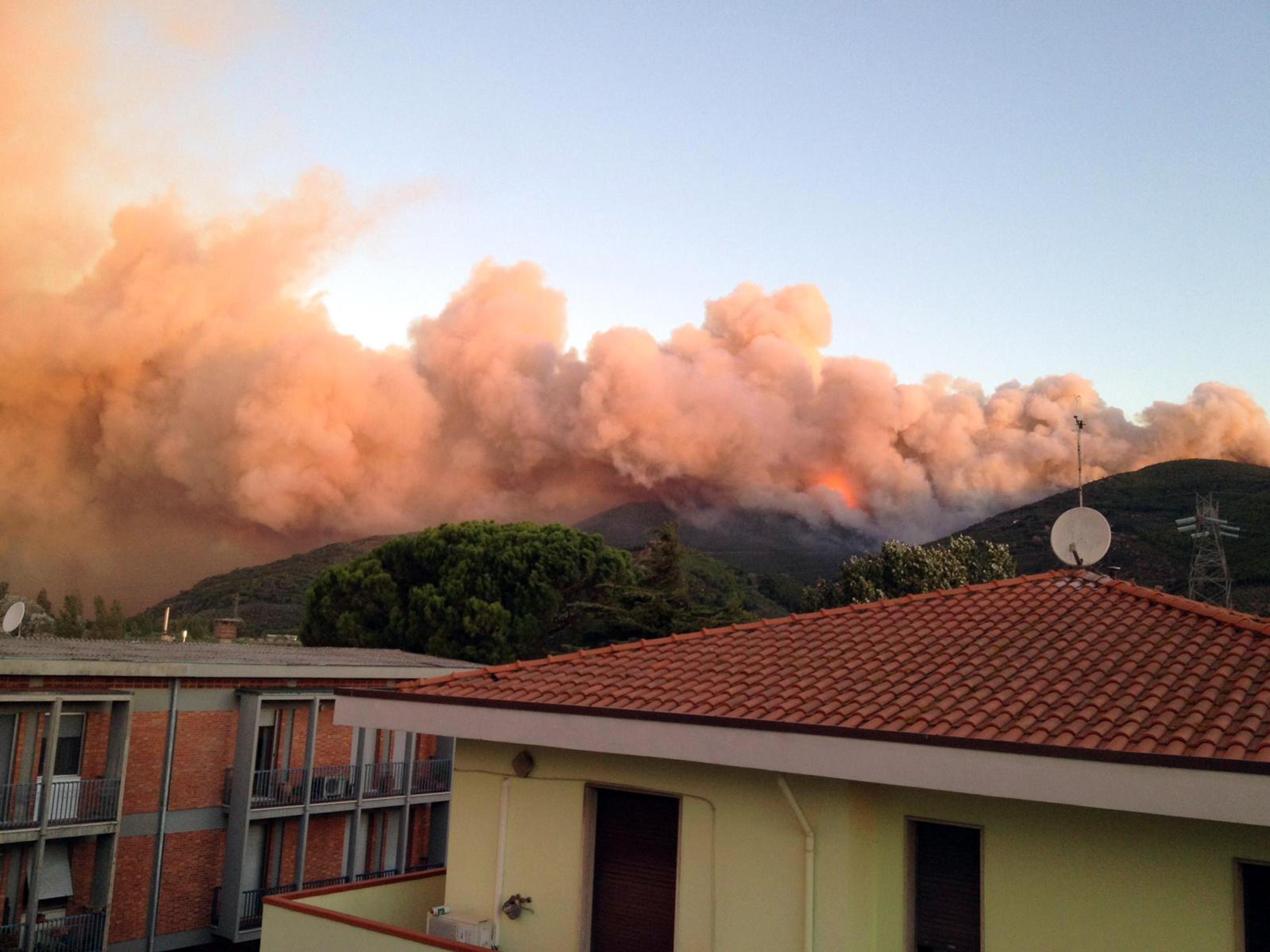 Evacuate 5 frazioni per la vicinanza all’incendio di natura certamente dolosa