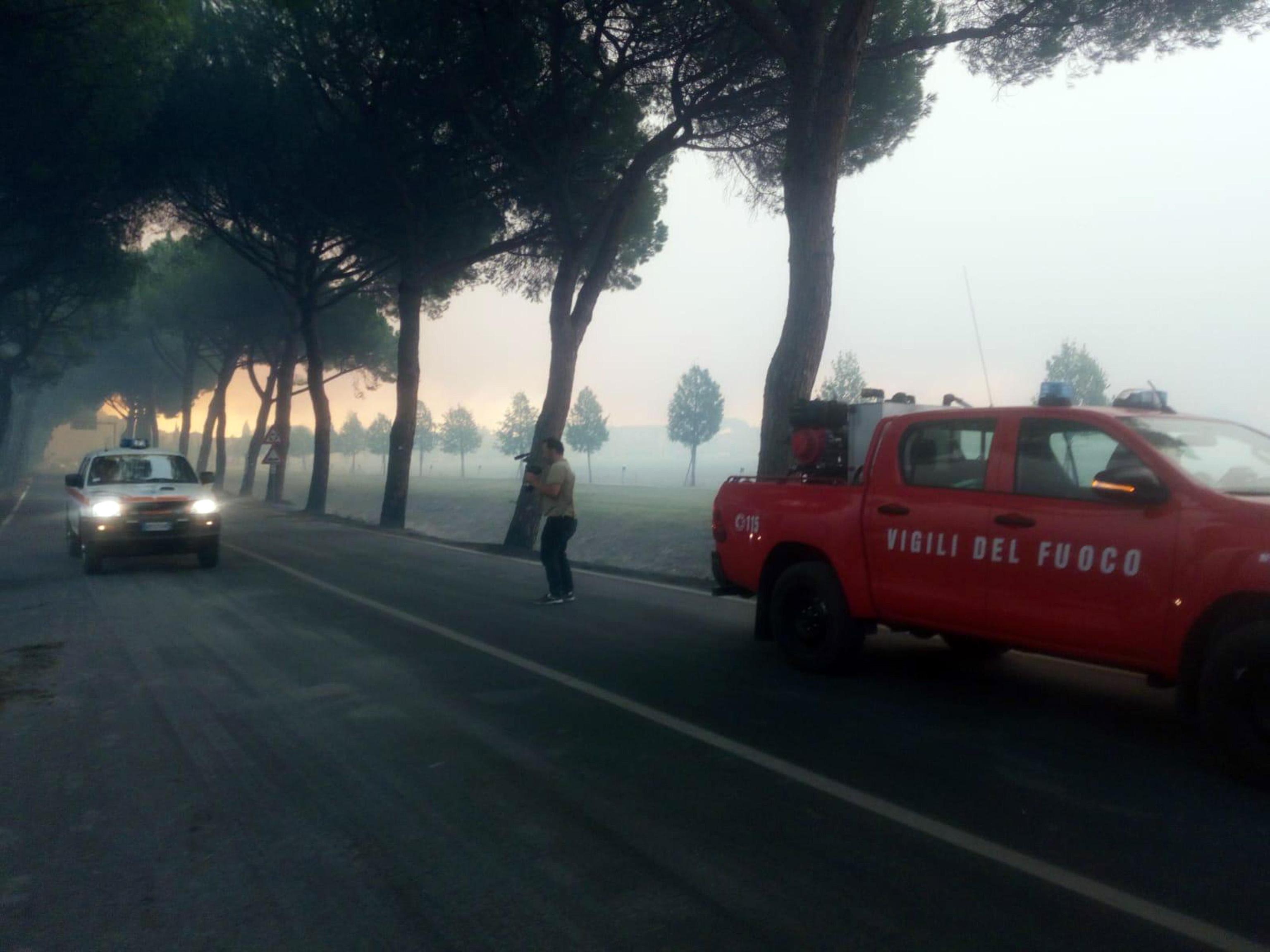 Sono ottanta i Vigili del fuoco al lavoro dopo il vasto incendio